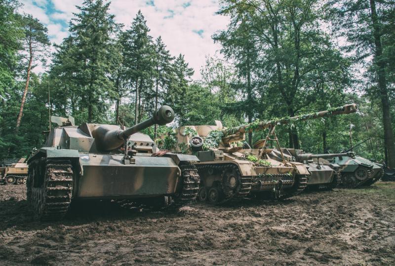 Militracks The Militaria Market Stall 82,83,84 In Front Of The T34 Tank